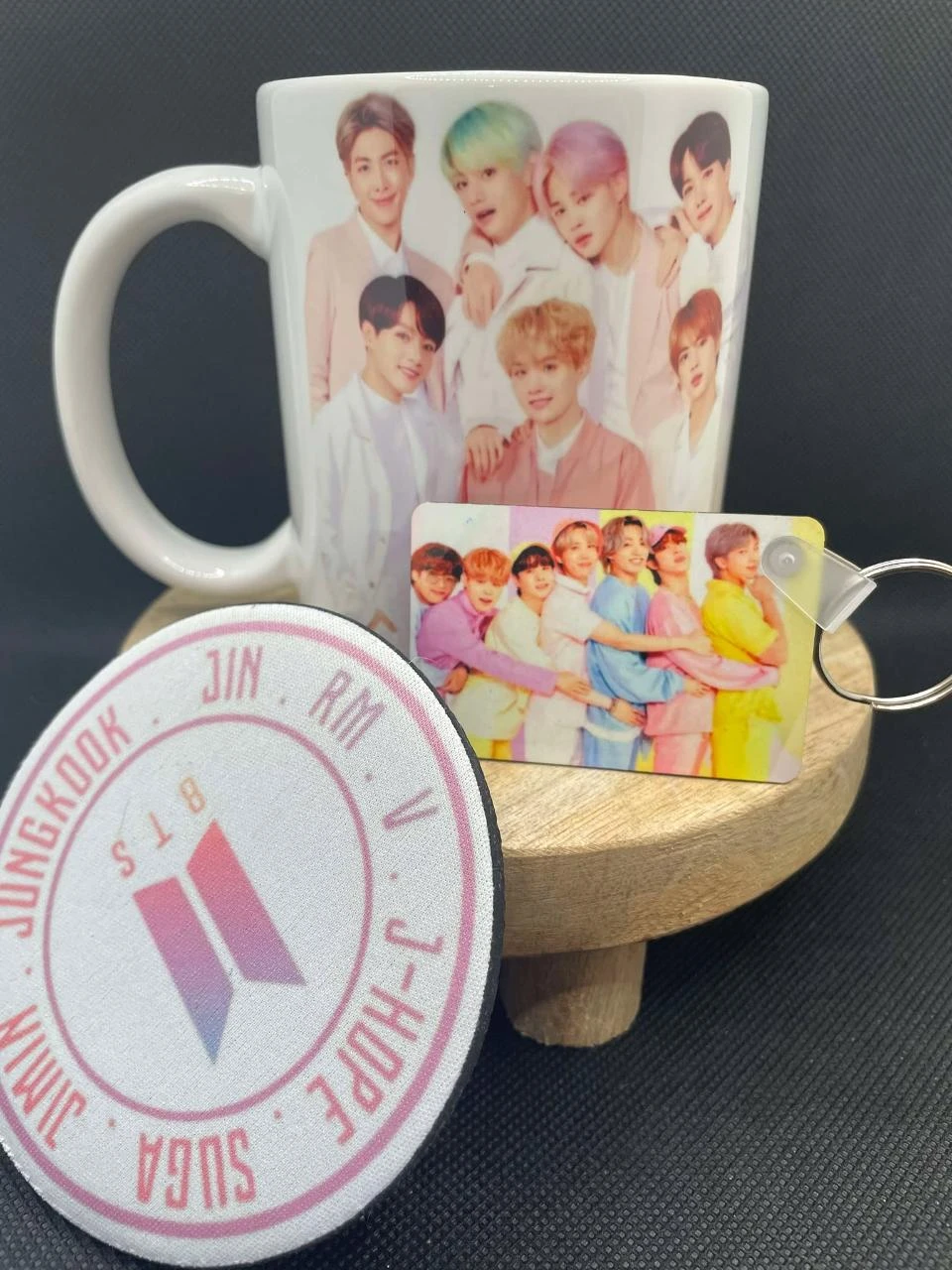 🎁 Coffret Mug – Mug + Porte-clés + Dessous de Tasse – BTS 💜
